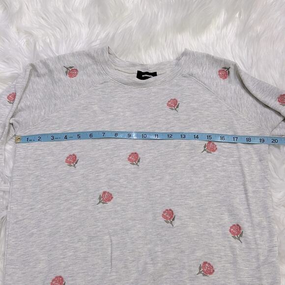 Monrow Raglan pull over floral embroidered grey and pink size small - Picture 7 of 8